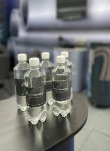 drikkevannsflasker med etikett